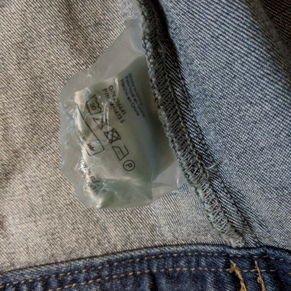 SOLD! Dividend jean jacket size 8 NWT - Picture 6 of 6